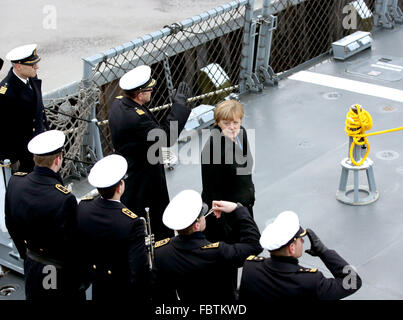 Kiel, Deutschland. 19. Januar 2016. Deutsche Bundeskanzlerin Angela Merkel steht auf dem Deck der Korvette Braunschweig auf dem Marinestützpunkt in Kiel, Deutschland, 19. Januar 2016. Merkel wird bei ihrem Besuch über die Aufgaben und Funktionen der Einsatzflottille 1 Einheiten unterrichtet. Foto: CHRISTIAN CHARISIUS/Dpa/Alamy Live News Stockfoto