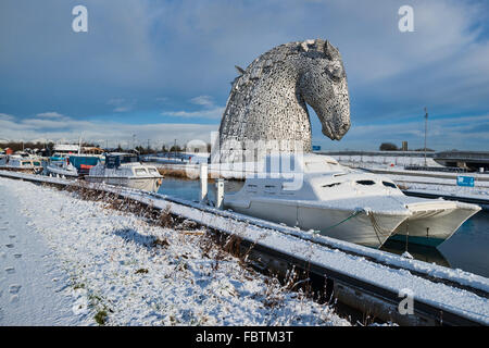 Kelpies im Winter Schnee, Helix Park, Falkirk, Schottland, Vereinigtes Königreich Stockfoto