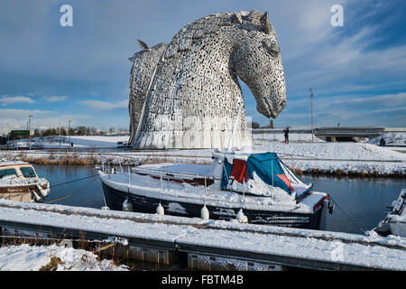 Kelpies im Winter Schnee, Helix Park, Falkirk, Schottland, Vereinigtes Königreich Stockfoto