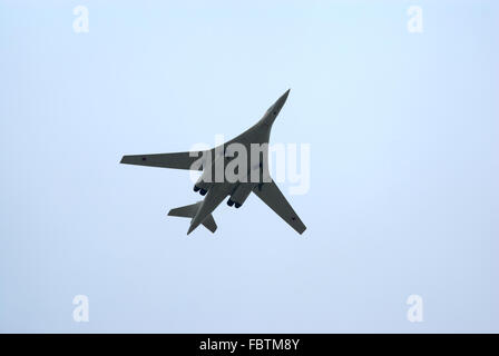 Strategische Bomber TU-160 im Flug Stockfoto