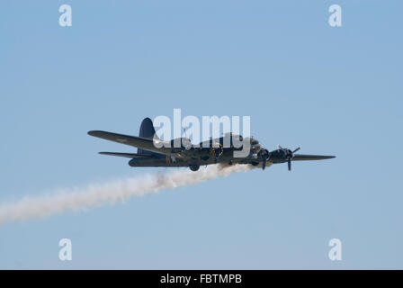 Boeing b-17 fliegen mit Rauchfahne Stockfoto