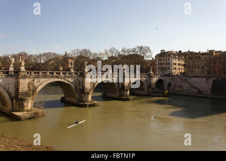 Rom, Italien - 31. Dezember 2014: Historische Ponte Sant in Rom (Italien) und dem Tiber Stockfoto