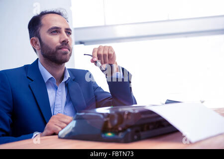 Hipster Geschäftsmann mit Schreibmaschine Pfeife mit gedrückter Stockfoto