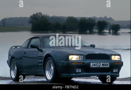 1992 Aston Martin Virage 6,3 GT fahren in der englischen Landschaft Stockfoto