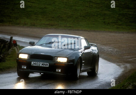 1992 Aston Martin Virage 6,3 GT fahren in der englischen Landschaft Stockfoto