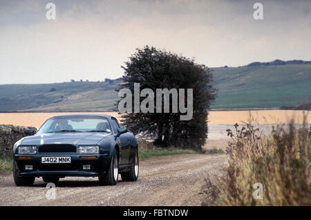 1992 Aston Martin Virage 6,3 GT fahren in der englischen Landschaft Stockfoto