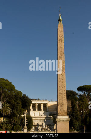 Rom, Italien - 31. Dezember 2014: Der ägyptische Obelisk Ramses II. auf der Piazza del Popolo in Rom, Italien, umgeben von Bäumen, ein Stockfoto