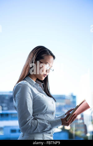 Konzentrierte Geschäftsfrau Lesebuch Stockfoto