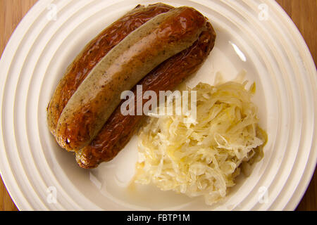 Wurst und Sauerkraut. Stockfoto