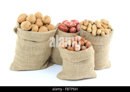 Ungeschälte verschiedenen Nüssen. Stockfoto