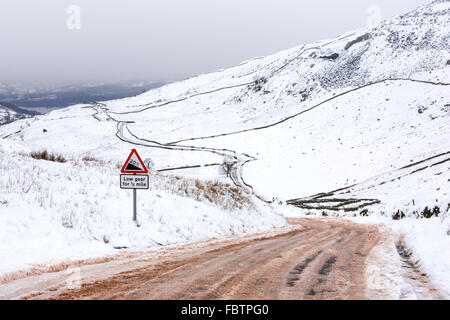 Salz auf den Gipfel des Kampfes an die Spitze der Kirkstone Pass im Lake District, UK. Stockfoto