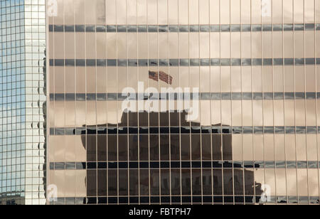 San Diego Bürogebäuden reflektieren uns Flagge aus benachbarten Wolkenkratzer Stockfoto