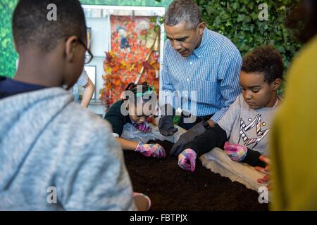 US-Präsident Barack Obama Pflanzen Gemüsesamen mit Studenten während eines Martin Luther King, Jr. Service Event in Leckie Elementary School 18. Januar 2016 in Washington, DC. Stockfoto