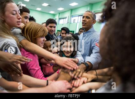 US-Präsident Barack Obama führt ein jubeln mit Mentees, Mitarbeiter, Studenten und freiwillige während ein Martin Luther King, Jr. Day Service Veranstaltung in Leckie Elementary School 18. Januar 2016 in Washington, DC. Stockfoto