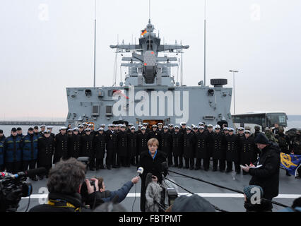 Kiel, Deutschland. 19. Januar 2016. Deutsche Bundeskanzlerin Angela Merkel (CDU) gibt ein Interview auf dem Deck der Korvette Braunschweig auf dem Marinestützpunkt in Kiel, Deutschland, 19 Januar 2016. Während ihres Besuchs lernte Bundeskanzlerin Merkel über die Aufgaben und Fähigkeiten der Einheiten der Einsatzflotille 1. Foto: LUKAS SCHULZE/DPA/Alamy Live-Nachrichten Stockfoto