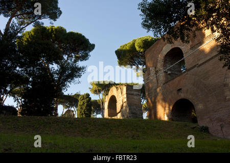Rom, Italien - 1. Januar 2015: Antike Ruinen auf dem Palatin in Rom, Anzeigen von Via di San Gregorio Stockfoto
