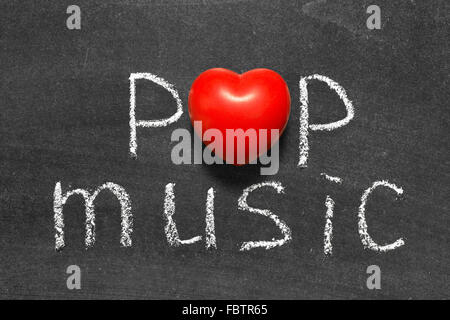 Pop Musik Ausdruck handschriftlich auf Tafel mit Herzsymbol statt O Stockfoto