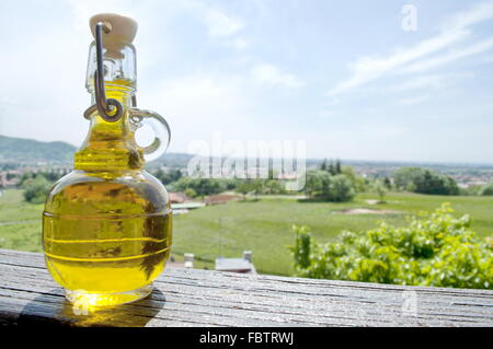 Kleine Flasche Olivenöl Stockfoto