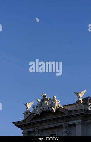 Rom, Italien - 30. Dezember 2014: Auf dem Dach der Piazza della Repubblica in Rom mit Engel-Statue und dem Mond Stockfoto