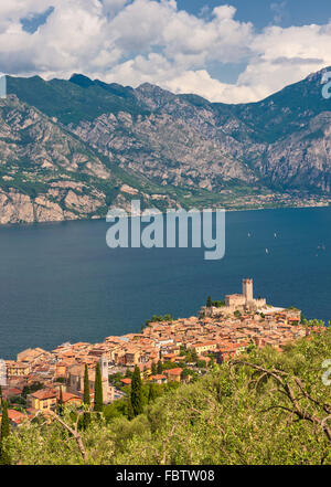 Panorama von Sirmione Dorf und Gardasee, Italien Stockfoto