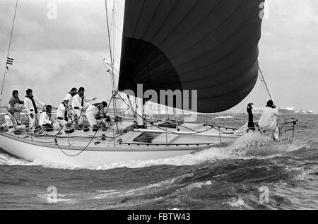 AJAXNETPHOTO. 1979. SOLENT, ENGLAND. -ADMIRAL CUP SOLENT INSHORE RACE - MORGEN CLOUD MIT OWEN PARKER IN DIE AFTERGUARD. FOTO: JONATHAN EASTLAND/AJAX REF: 79 2034 Stockfoto