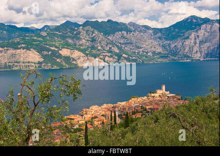 Panorama von Sirmione Dorf und Gardasee, Italien Stockfoto