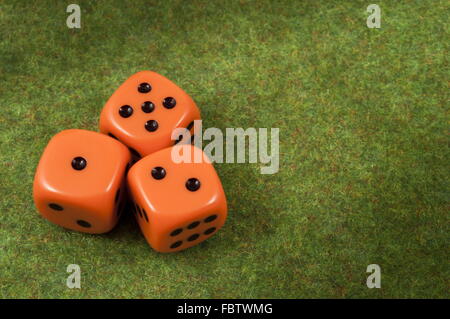 Drei Orangen Würfel zusammen Stockfoto