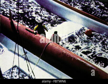 AJAX-NEWS-FOTOS. 1984. KAP HOORN, CHILE. -YACHT KENTERN! -BRITISCHE SEGLER CHAY BLYTH UND ERIC BLUNN AUF DEM GEKENTERTEN RUMPF DES IHRE TRIMARAN BEEFEATER 40 MEILEN SÜDEN WESTLICH VON KAP-HORN, KURZ BEVOR SIE VON DER CHILENISCHEN MARINE GERETTET WURDEN. FOTO: CHILENISCHE MARINE/AJAX-NEWS-FOTOS. REF: 841661/A/BEEFEATER/BLYTH/RETTUNG Stockfoto