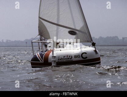 AJAX-NEWS-FOTOS. 1983. SOUTHAMPTON, ENGLAND. -KLEINSTE Boot über den Atlantik Versuch - TOM McNALLY YACHT BIG-C, Messung nur 6FT 10INS. lange (2,04) das er versuchte Segel von ST. JOHN'S NEUFUNDLAND NACH ENGLAND ZUGUNSTEN DER NÄCHSTENLIEBE. FOTO: JONATHAN EASTLAND/AJAX REF: 21207/3/36 Stockfoto