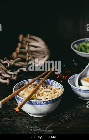 Asiatische Suppe Ramen mit Feta-Käse Stockfoto