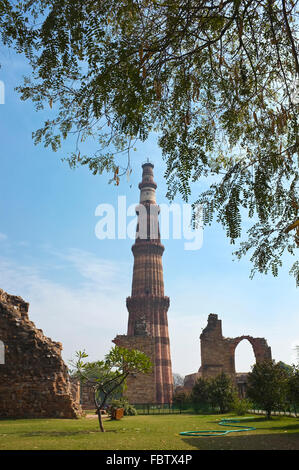 New Delhi, Indien. Die alten Qutub Minar-Standort in Delhi ist eine beliebte Sehenswürdigkeit Stockfoto