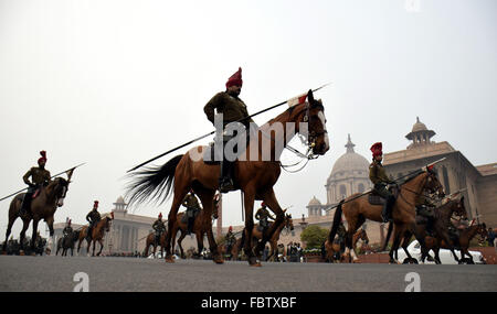 Neu-Delhi, Indien. 19. Januar 2016. Indische Armee Kavallerie Parade während einer Probe für die Beating Retreat Zeremonie an Vijay Chowk in der Innenstadt von New Delhi, Indien, 19. Januar 2016. Die Verleihung wird am Abend des Jan. 29. © Stringer/Xinhua/Alamy Live-Nachrichten Stockfoto