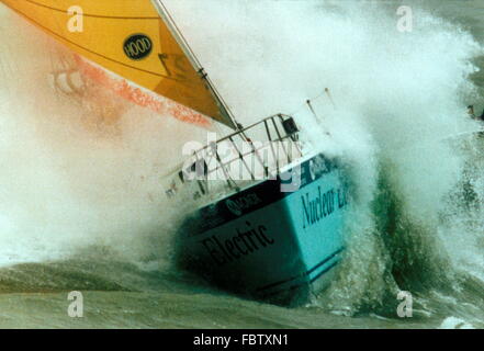 AJAX-NEWS-PHOTOS.1996. SOLENT, ENGLAND. -BT-GLOBALE HERAUSFORDERUNG RENNSTART - NUKLEAREN ELEKTRISCHE SCHLACHTEN DURCH GALE FORCE GEGENWIND UND SCHWERER SEE, DEN OFFENEN OZEAN ZU ERREICHEN. FOTO: JONATHAN EASTLAND/AJAX. REF: 21103 3 77 Stockfoto