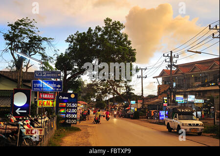 Bunte Straße bei Sonnenuntergang auf der Insel Koh Chang. Stockfoto