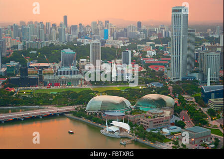 Skyline von Singapur in der bunte Dämmerung. Ansicht von oben Stockfoto