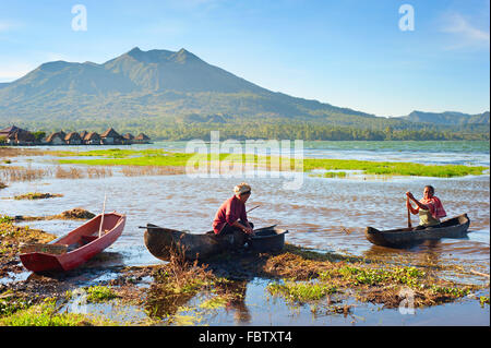 Balinesische Fischer in traditionellen Boot in einem See Batur Vulkan caldera Stockfoto