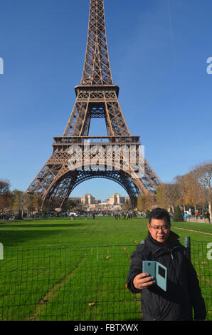 Tourist, wobei eine Selfie vor dem Eiffelturm, Paris, November 2015 Stockfoto