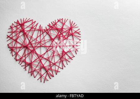 Rotes Herz aus Wolle, Valentinstag-Konzept gemacht. Stockfoto