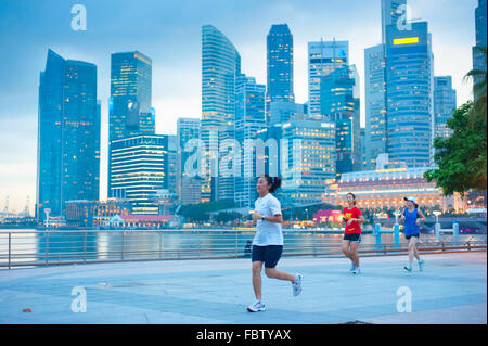 Unbekannte Menschen laufen vor Singapur in Singapur. Stockfoto