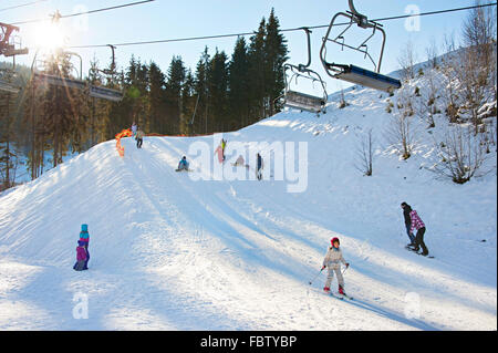 Menschen an einem Berghang am Skigebiet Bukovel. Stockfoto