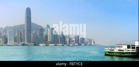Panoramablick von Hong Kong Island mit der Fähre von Kowloon Insel Stockfoto