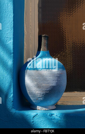 Stillleben - blaue Keramik auf der Fensterbank. Stockfoto