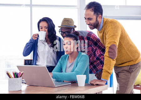 Geschäftsleute, die mit Laptop in treffen Stockfoto