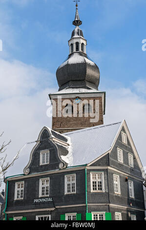 Traditionelle Schiefer verkleidet Häuser und die Stadtkirche in Remscheid-Lennep, NRW, Deutschland. Stockfoto