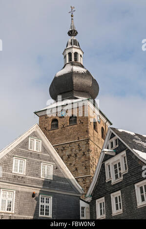 Traditionelle Schiefer verkleidet Häuser und die Stadtkirche in Remscheid-Lennep, NRW, Deutschland. Stockfoto