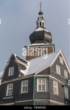 Traditionelle Schiefer verkleidet Häuser und die Stadtkirche in Remscheid-Lennep, NRW, Deutschland. Stockfoto