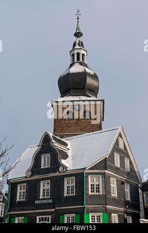 Traditionelle Schiefer verkleidet Häuser und die Stadtkirche in Remscheid-Lennep, NRW, Deutschland. Stockfoto