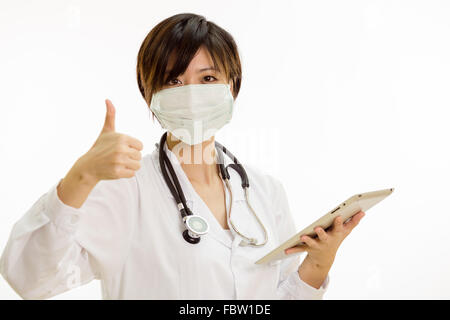 Chinesische Ärztin mit Tablet-PC zeigt Daumen hoch Stockfoto