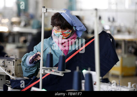 Frau leidet arbeitet bei einer Tuchfabrik in Stadt Huaibei, Provinz Anhui, Ost-China am 19. Januar 2016. Chinas Wirtschaft wuchs mit der langsamsten Geschwindigkeit in einem Vierteljahrhundert im Jahr 2015 Daten veröffentlichte am Dienstag zeigte.  Ganzjahres Wachstum von 6,9 % wurde nur knapp hinter den Erwartungen der Regierung von 7 %, aber im Gegensatz dazu, im Jahr 2014 lag bei 7,3 %. Stockfoto