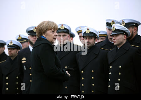 Kiel, Deutschland. 19. Januar 2016. Deutsche Bundeskanzlerin Angela Merkel (CDU) macht sich bereit für ein Gruppenfoto mit Soldaten auf dem Deck der Korvette Braunschweig auf dem Marinestützpunkt in Kiel, Deutschland, 19. Januar 2016. Merkel wird bei ihrem Besuch über die Aufgaben und Funktionen der Einsatzflottille 1 Einheiten unterrichtet. Foto: CHRISTIAN CHARISIUS/Dpa/Alamy Live News Stockfoto